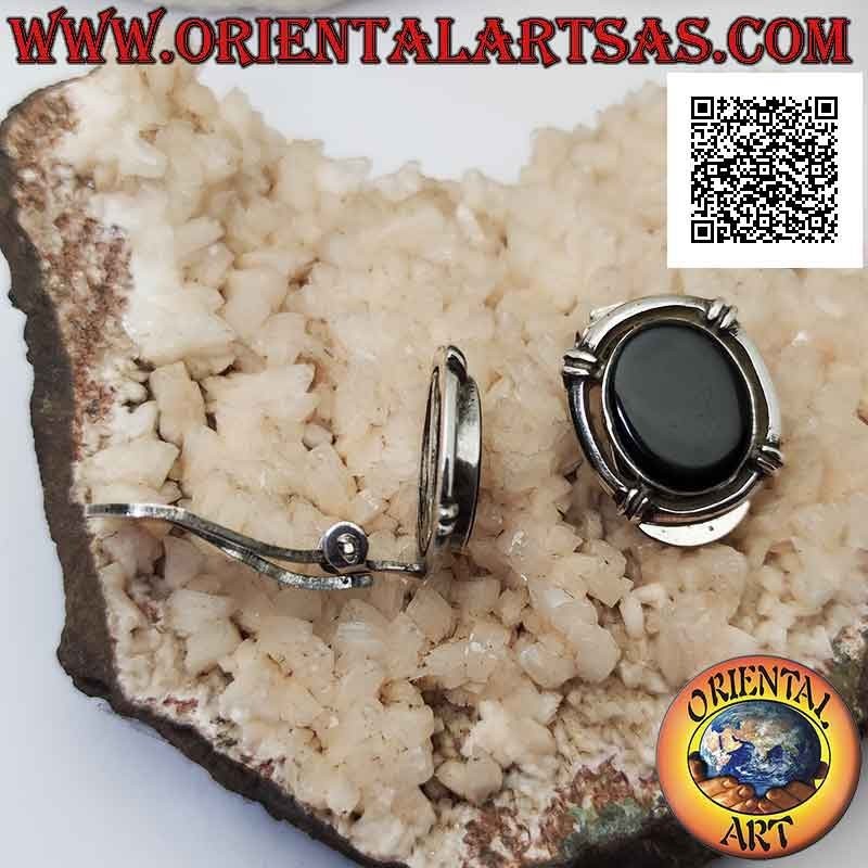Boucles d'oreilles en argent avec fermeture clip avec onyx ovale entouré d'un anneau (sans trou)