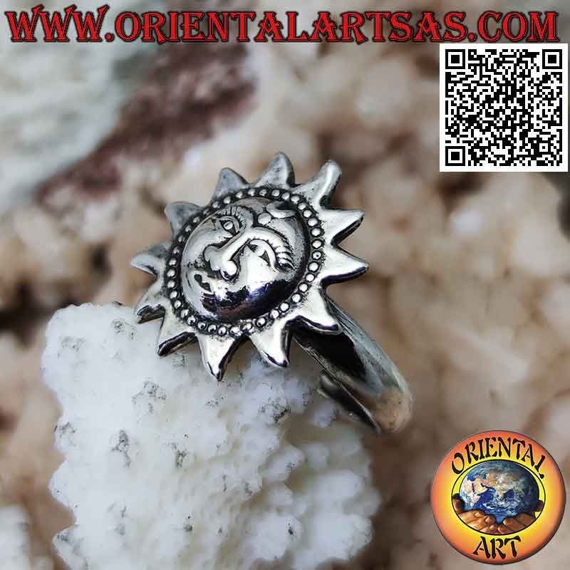 Bague en argent en forme de soleil avec un visage en forme