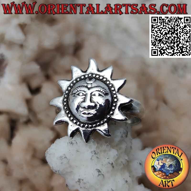 Anillo de plata en forma de sol con cara en forma