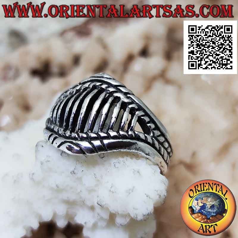 Anillo de plata en forma de boca de dientes afilados