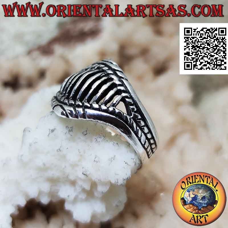 Anillo de plata en forma de boca de dientes afilados