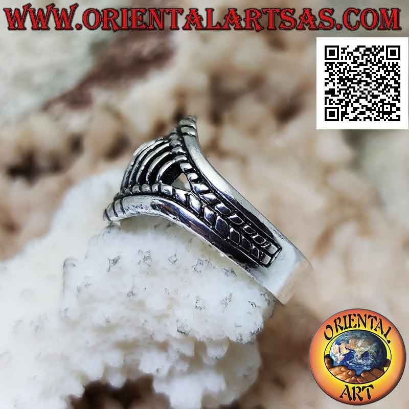 Anello in argento a forma di bocca a denti aguzzi