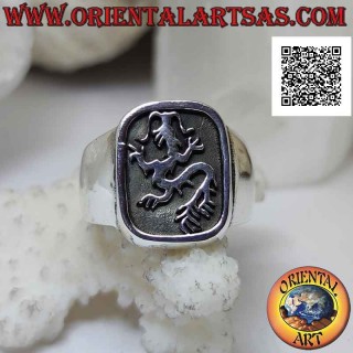 Anello in argento liscio con lindworm (drago) strisciante nel rettangolo curvo in bassorilievo