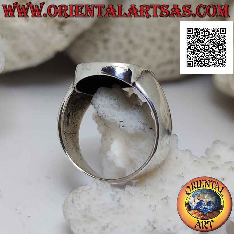 Bague en argent lisse avec lindworm (dragon) rampant dans le rectangle incurvé en bas-relief