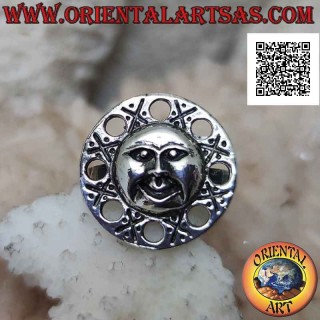 Anillo de plata redondo con una cara en forma de sol y círculos perforados a su alrededor.