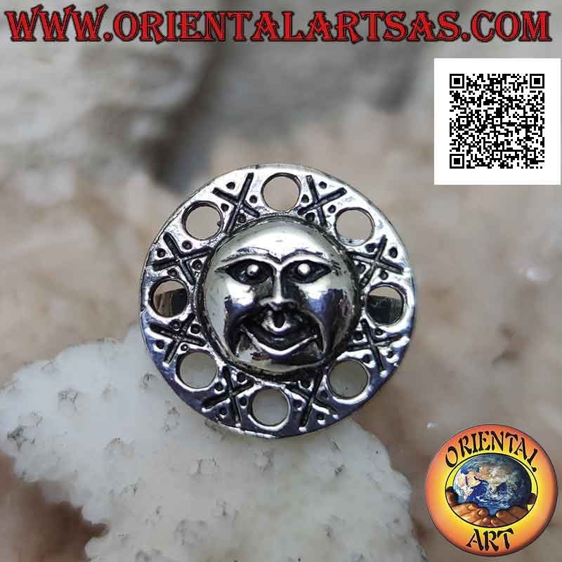 Anillo de plata redondo con una cara en forma de sol y círculos perforados a su alrededor.