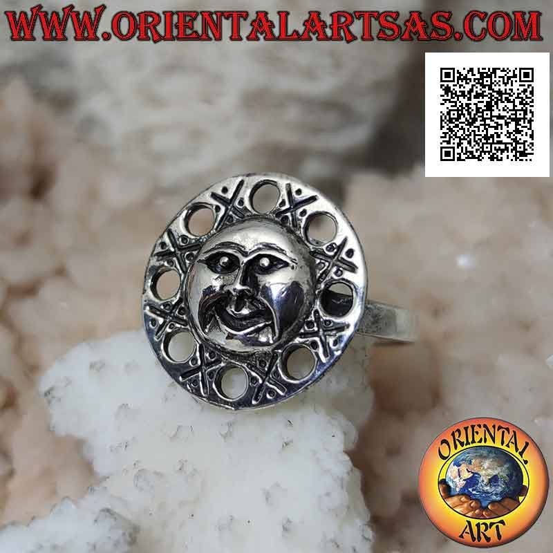 Bague ronde en argent avec un visage en forme de soleil et des cercles perforés autour