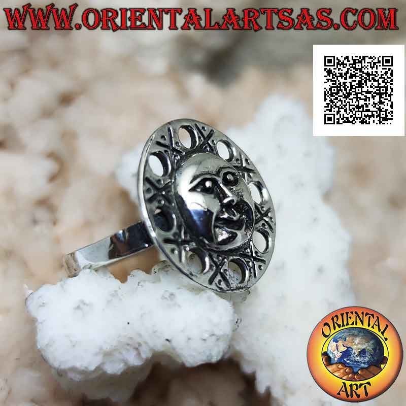 Anillo de plata redondo con una cara en forma de sol y círculos perforados a su alrededor.