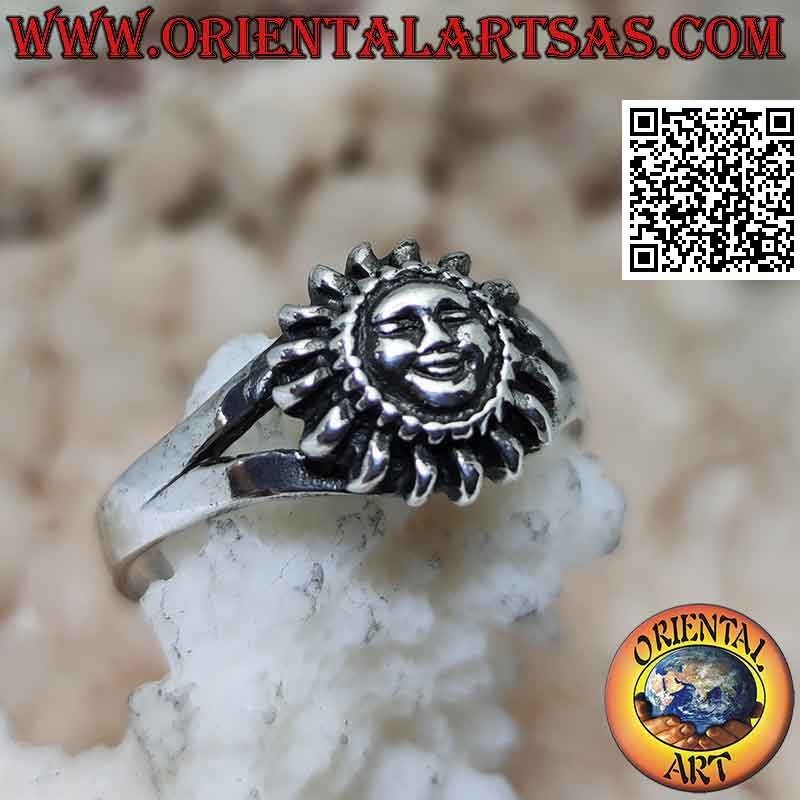 Silver ring in the shape of a sun with a shaped face (small)