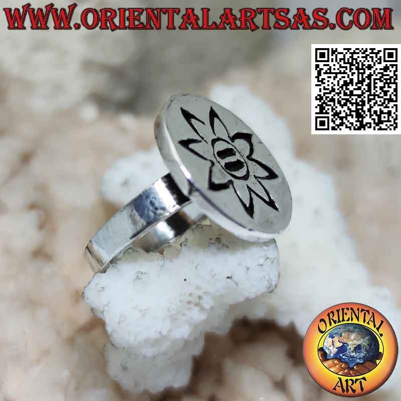 Flat round silver ring with engraved eight-petal flower