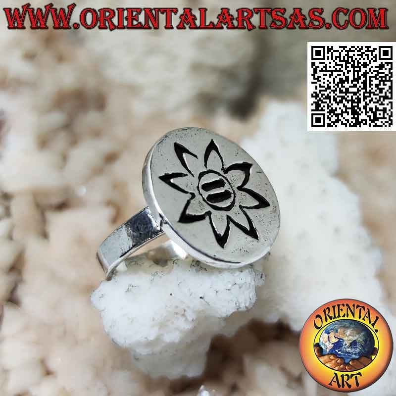 Anello in argento tondo piatto con fiore a otto petali inciso
