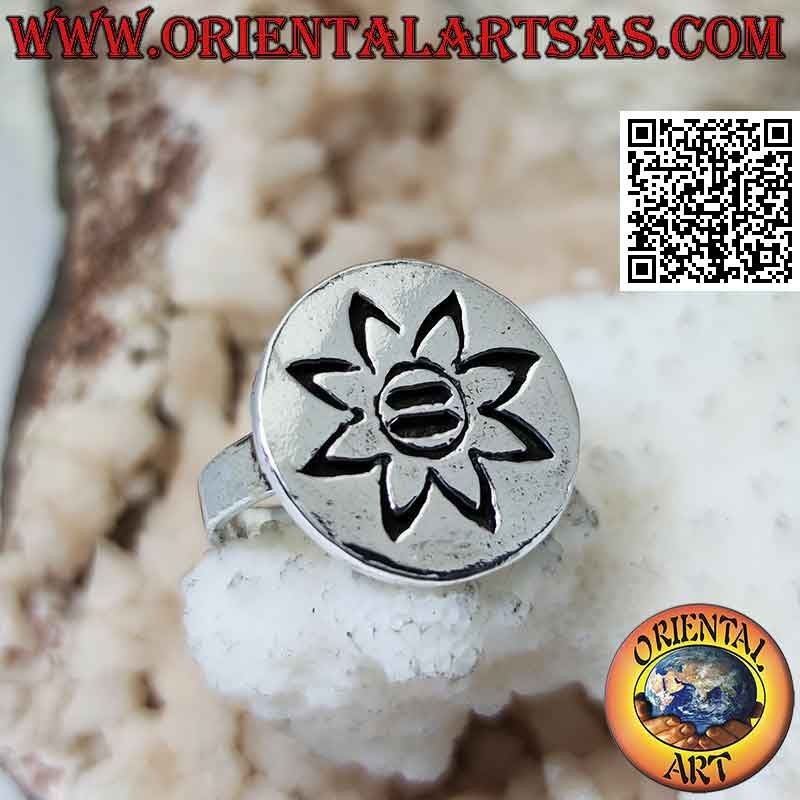 Flat round silver ring with engraved eight-petal flower