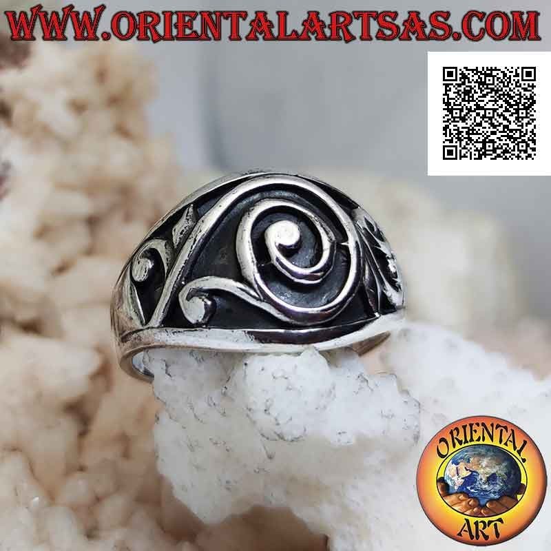 Bague en argent avec une large bande croissante avec une spirale baroque en bas-relief