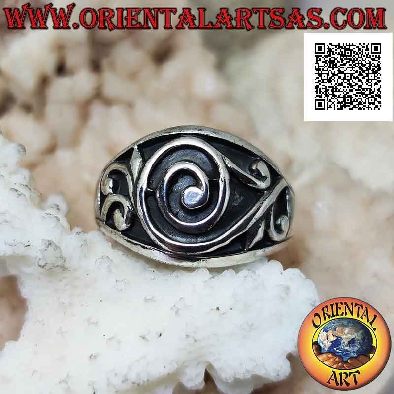 Anillo de plata con banda ancha de crecimiento con espiral barroca en bajorrelieve