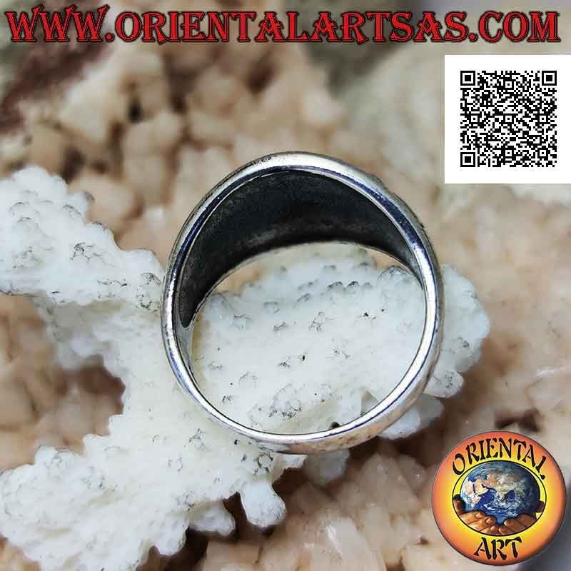 Bague en argent avec une large bande croissante avec une spirale baroque en bas-relief