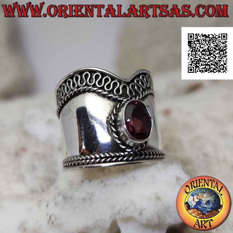 Anello in argento a fascia larga a V con granato ovale e serpentina su un lato, Bali