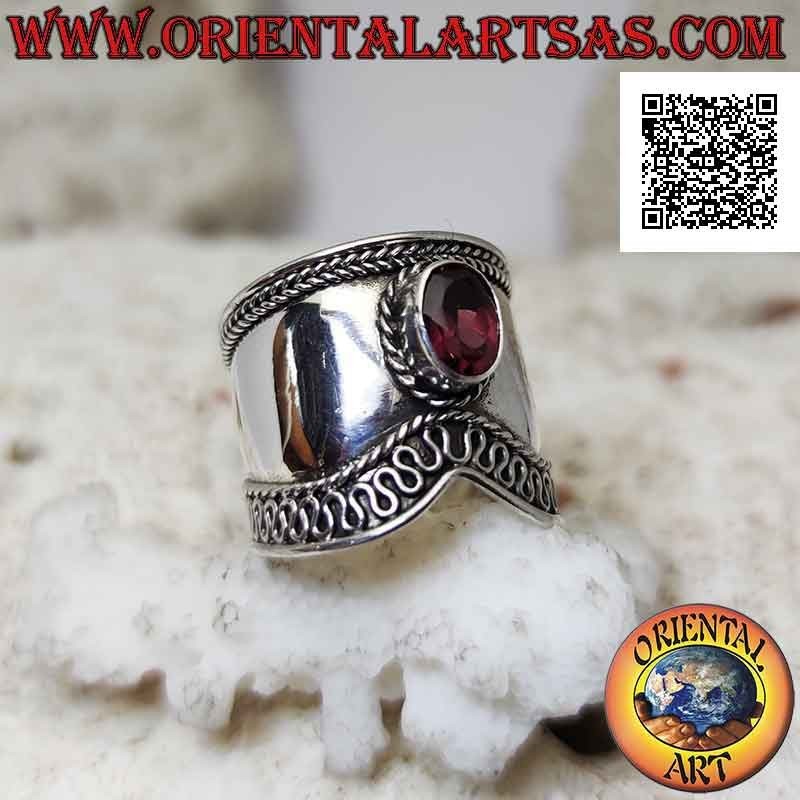 Anillo ancho de plata en forma de V con granate ovalado y serpentina en un lado, Bali