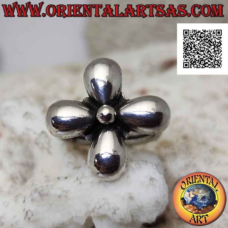 Anillo de plata en forma de flor con cuatro pétalos lisos redondeados y una bola central
