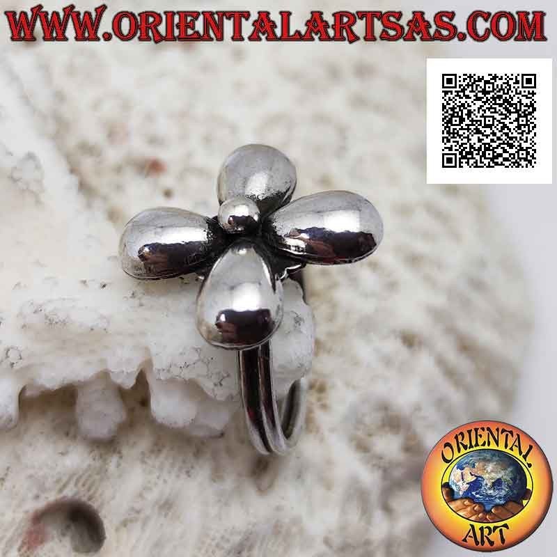 Anello in argento a forma di fiore a quattro petali bombati lisci e pallina centrale