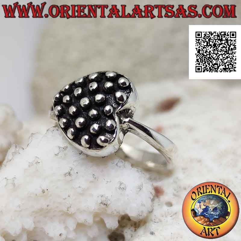 Anello in argento a forma di cuore orizzontale con pallini in bassorilievo all'interno