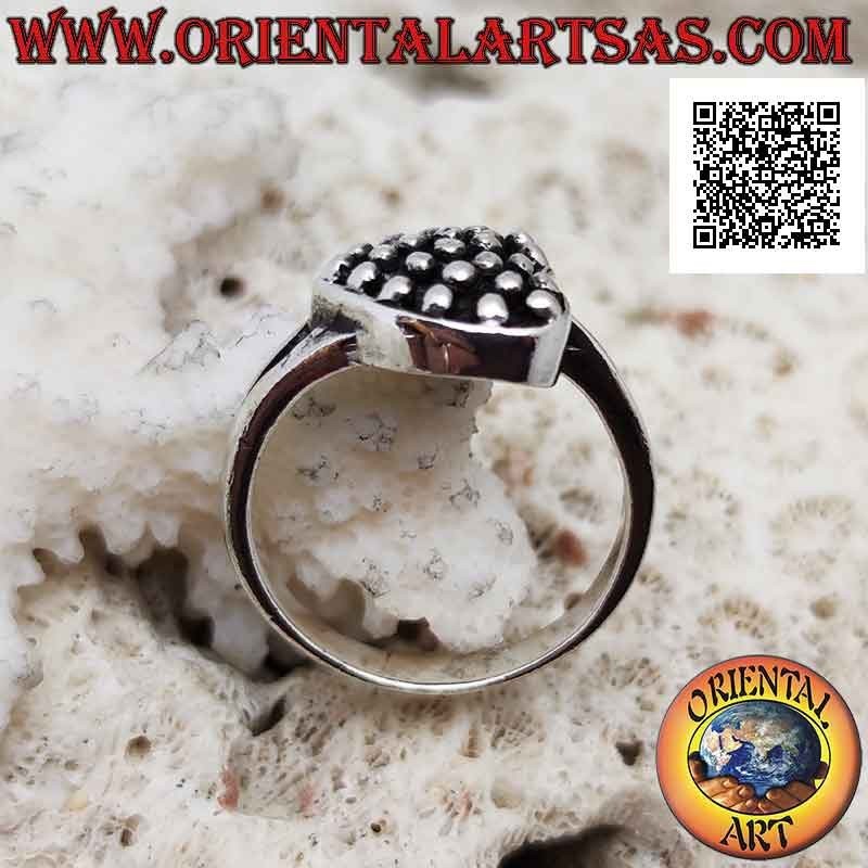 Bague en argent en forme de coeur horizontal avec des points en bas-relief à l'intérieur