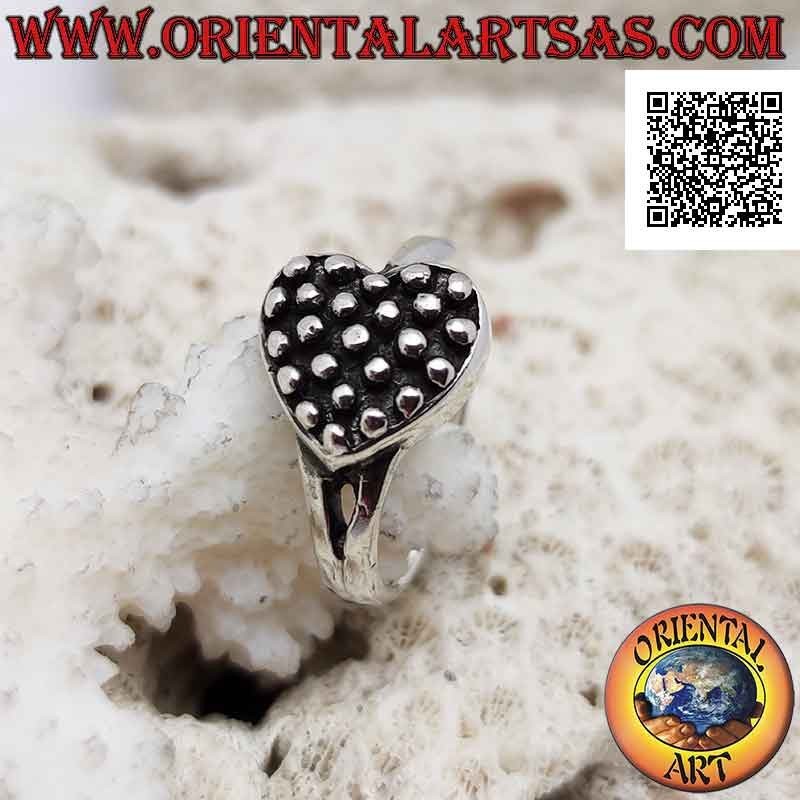 Anello in argento a forma di cuore orizzontale con pallini in bassorilievo all'interno