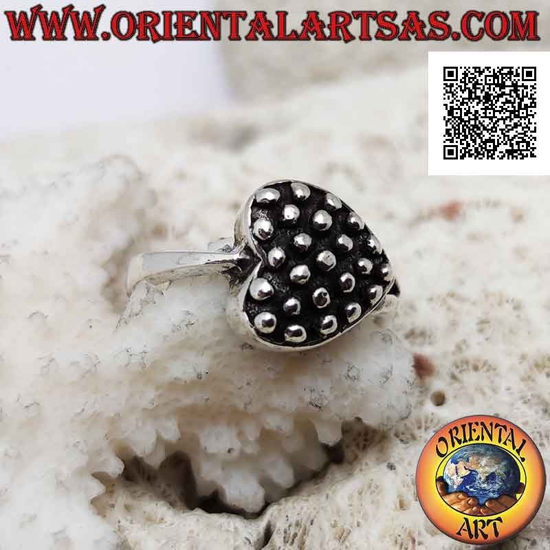 Anello in argento a forma di cuore orizzontale con pallini in bassorilievo all'interno