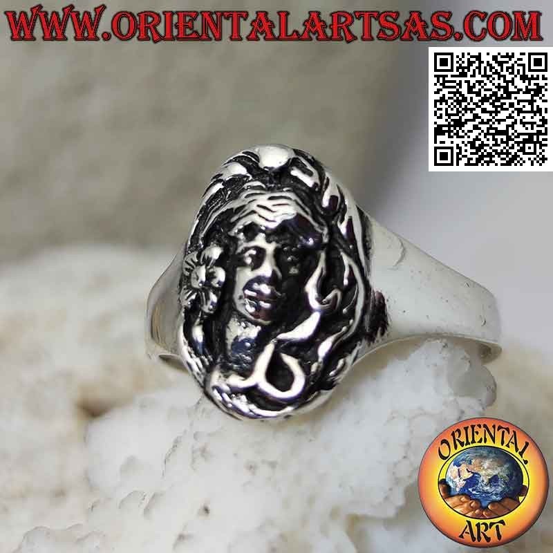 Bague en argent avec le visage de la déesse de la forêt en bas-relief dans l'ovale