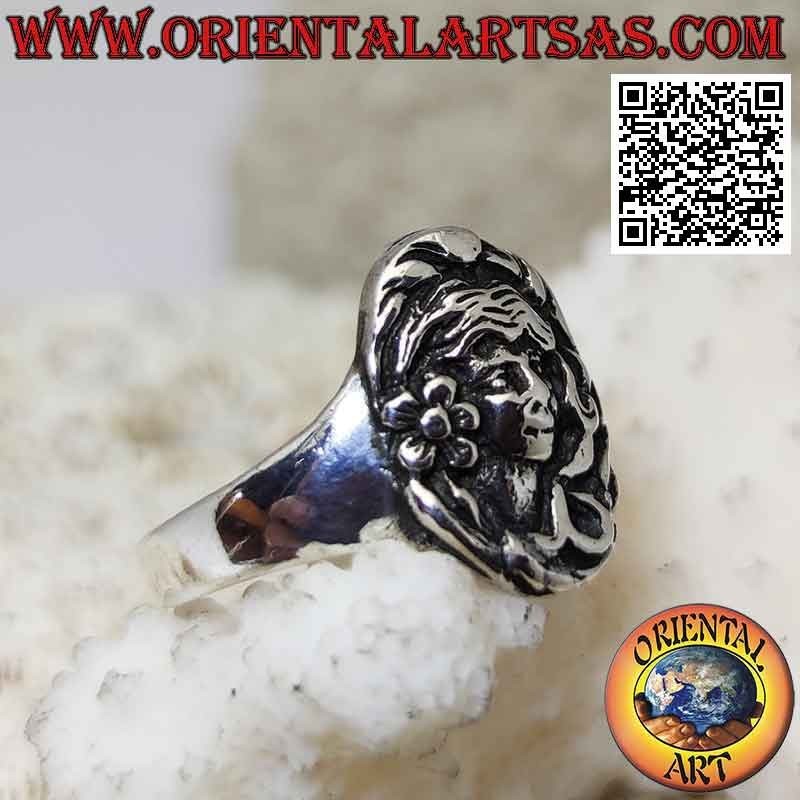 Anello in argento con volto della dea della foresta in bassorilievo nell'ovale