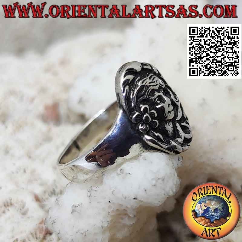 Anello in argento con volto della dea della foresta in bassorilievo nell'ovale