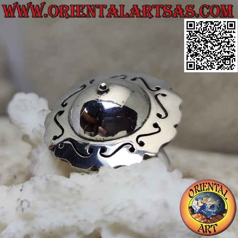 Anello in argento a cappello tondo con cupola liscia e greche incise intorno
