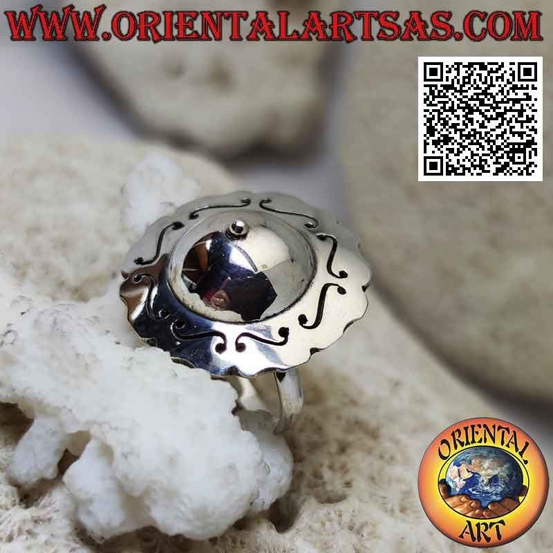 Anello in argento a cappello tondo con cupola liscia e greche incise intorno
