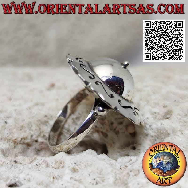 Anillo de plata con forma de sombrero redondo con cúpula lisa y grabado griego alrededor