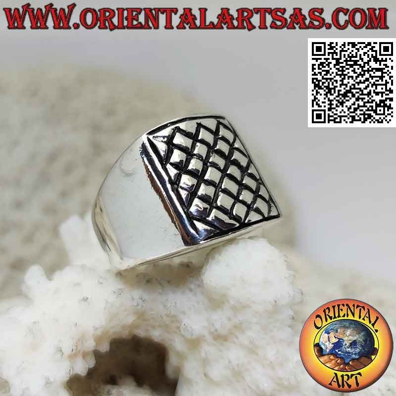 Anello in argento liscio rettangolare con incisioni incrociate