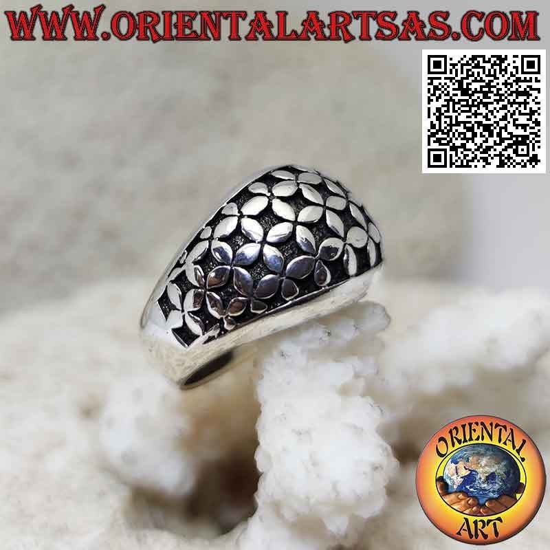 Anillo de plata con banda redondeada con una serie de flores de cuatro pétalos en bajorrelieve