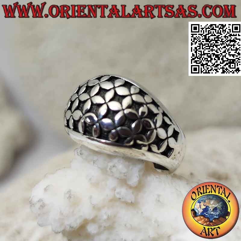 Anello in argento a fascia bombata con serie di fiori quattro petali in bassorilievo
