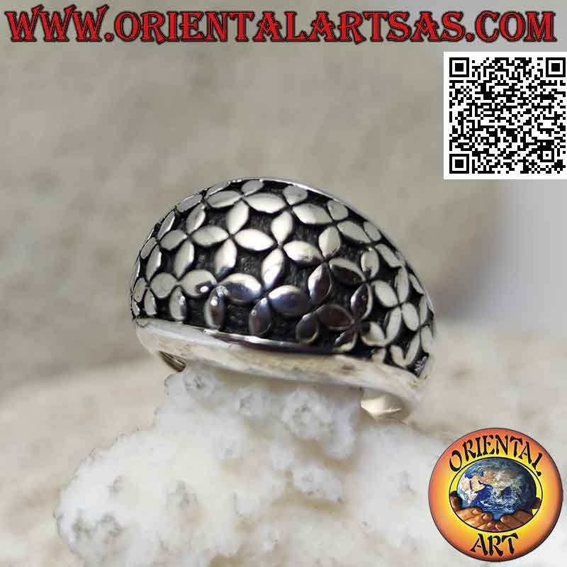 Anillo de plata con banda redondeada con una serie de flores de cuatro pétalos en bajorrelieve