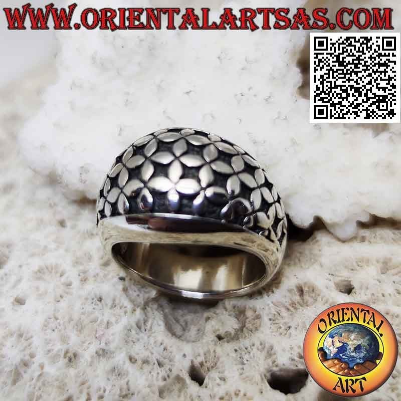 Anillo de plata con banda redondeada con una serie de flores de cuatro pétalos en bajorrelieve
