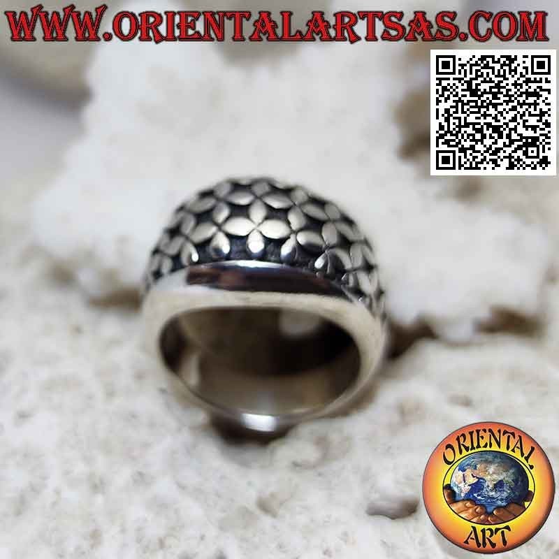 Anello in argento a fascia bombata con serie di fiori quattro petali in bassorilievo