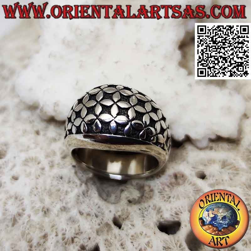 Anillo de plata con banda redondeada con una serie de flores de cuatro pétalos en bajorrelieve