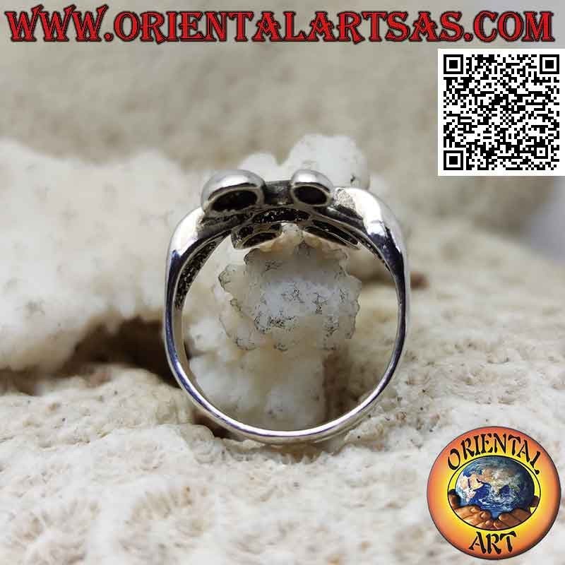 Smooth silver ring in the shape of a color spot