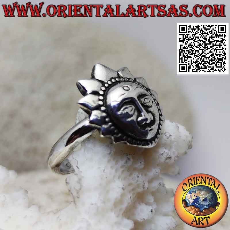 Anello in argento a fedina da 3 mm con sole nepalese sagomato agganciato