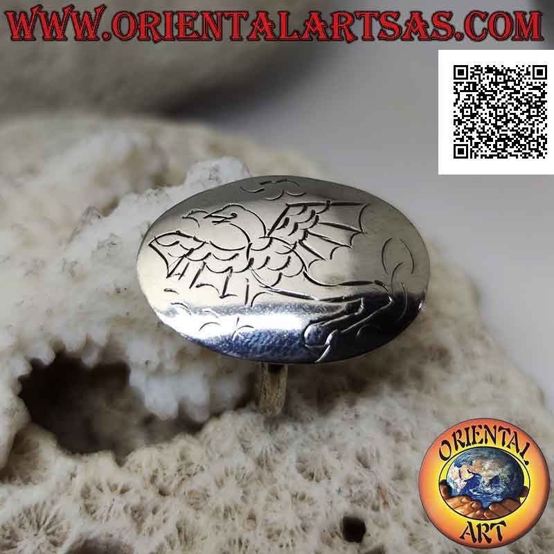 Anillo de plata con placa ovalada lisa con grabado "dragón alado en las nubes"