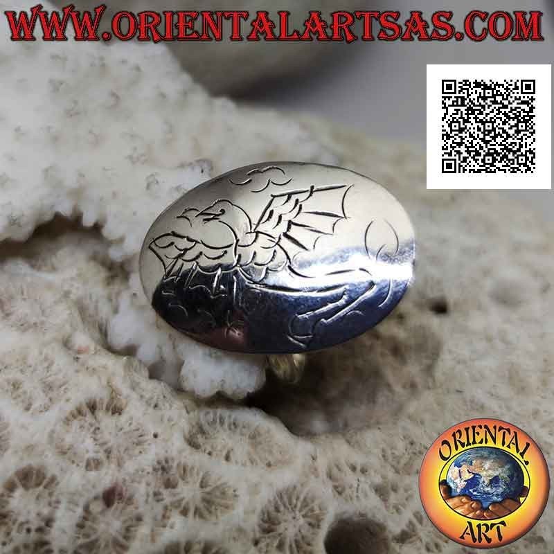 Anillo de plata con placa ovalada lisa con grabado "dragón alado en las nubes"