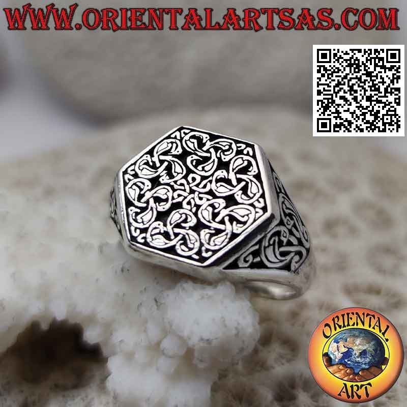 Chevalière hexagonale en argent avec noeuds triskell cygne