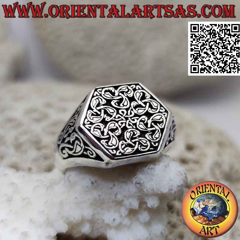 Chevalière hexagonale en argent avec noeuds triskell cygne