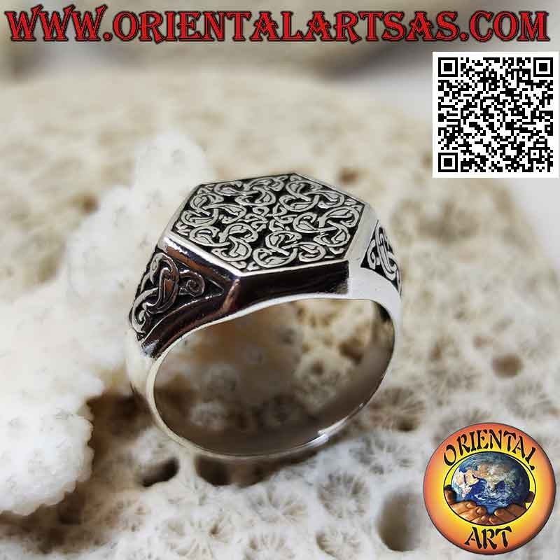 Anello in argento esagonale a sigillo di nodi triskell di cigni