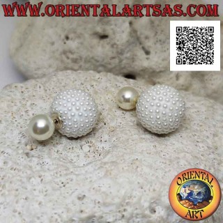 Orecchini in argento da lobo con sfera tempestata di perline e perla bianca (stile Dior) (grande)