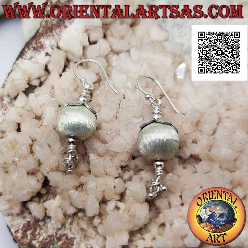 Orecchini in argento a monachella con sfera (stile perla) satinata con cappuccio e pendenti