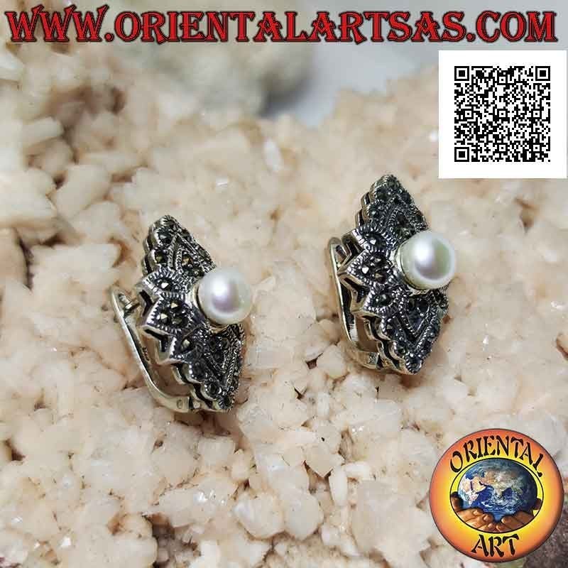Boucles d'oreilles losange en argent avec fleur centrale parsemée de marcassite et perle centrale